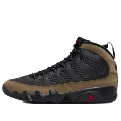 Jordan 9 Retro Olive (2024) nízke streetové tenisky olivové — produktová fotografia na bielom pozadí, bočný pohľad