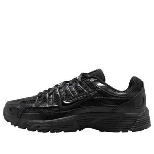 Nike P-6000 Black detské nízke streetové tenisky čierne — produktová fotografia na bielom pozadí, bočný pohľad