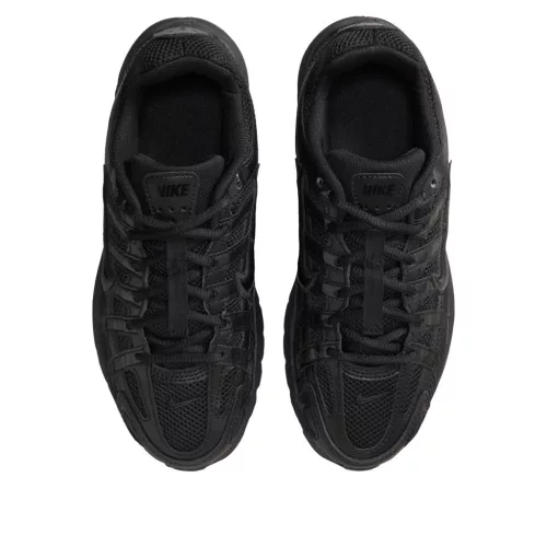 Nike P-6000 Black detské nízke streetové tenisky čierne — produktová fotografia na bielom pozadí, bočný pohľad