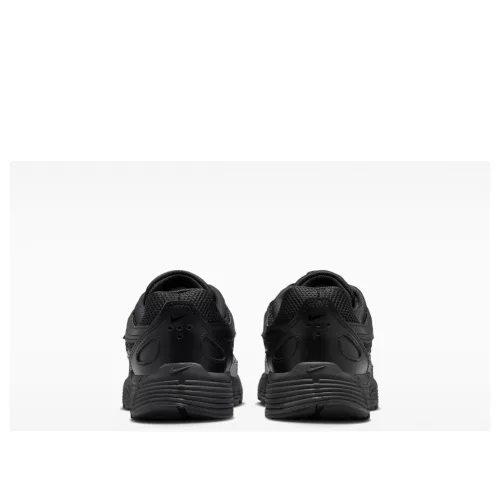 Nike P-6000 Black detské nízke streetové tenisky čierne — produktová fotografia na bielom pozadí, bočný pohľad