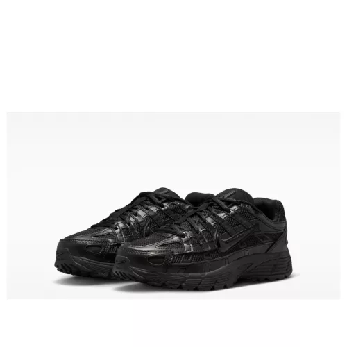 Nike P-6000 Black detské nízke streetové tenisky čierne — produktová fotografia na bielom pozadí, bočný pohľad