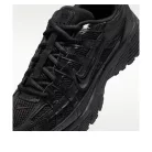 Nike P-6000 Black detské nízke streetové tenisky čierne — produktová fotografia na bielom pozadí, bočný pohľad