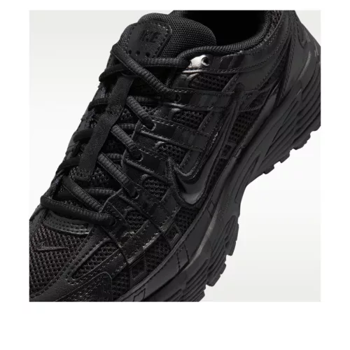 Nike P-6000 Black detské nízke streetové tenisky čierne — produktová fotografia na bielom pozadí, bočný pohľad