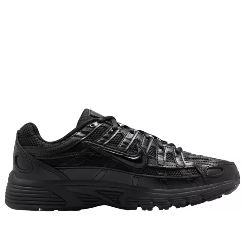 Nike P-6000 Black detské nízke streetové tenisky čierne — produktová fotografia na bielom pozadí, bočný pohľad