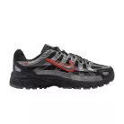 Nike P-6000 Anthracite Picante Red Metallic Cool Grey detské nízke streetové tenisky tmavosivé-červené — produktová fotografia na bielom pozadí, bočný pohľad