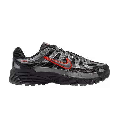 Nike P-6000 Anthracite Picante Red Metallic Cool Grey detské nízke streetové tenisky tmavosivé-červené — produktová fotografia na bielom pozadí, bočný pohľad