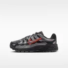 Nike P-6000 Anthracite Picante Red Metallic Cool Grey detské nízke streetové tenisky tmavosivé-červené — produktová fotografia na bielom pozadí, bočný pohľad