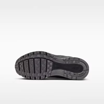 Nike P-6000 Anthracite Picante Red Metallic Cool Grey detské nízke streetové tenisky tmavosivé-červené — produktová fotografia na bielom pozadí, bočný pohľad