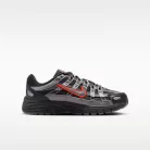 Nike P-6000 Anthracite Picante Red Metallic Cool Grey detské nízke streetové tenisky tmavosivé-červené — produktová fotografia na bielom pozadí, bočný pohľad
