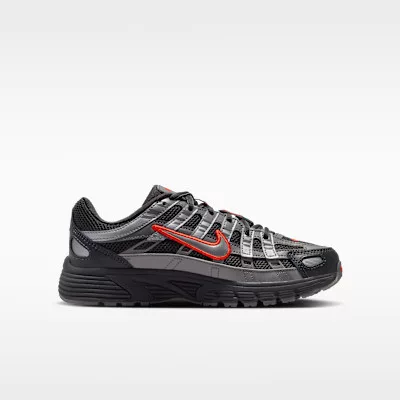 Nike P-6000 Anthracite Picante Red Metallic Cool Grey detské nízke streetové tenisky tmavosivé-červené — produktová fotografia na bielom pozadí, bočný pohľad