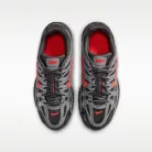 Nike P-6000 Anthracite Picante Red Metallic Cool Grey detské nízke streetové tenisky tmavosivé-červené — produktová fotografia na bielom pozadí, bočný pohľad