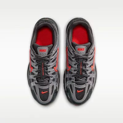 Nike P-6000 Anthracite Picante Red Metallic Cool Grey detské nízke streetové tenisky tmavosivé-červené — produktová fotografia na bielom pozadí, bočný pohľad