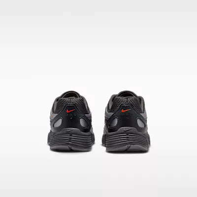 Nike P-6000 Anthracite Picante Red Metallic Cool Grey detské nízke streetové tenisky tmavosivé-červené — produktová fotografia na bielom pozadí, bočný pohľad