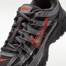 Nike P-6000 Anthracite Picante Red Metallic Cool Grey detské nízke streetové tenisky tmavosivé-červené — produktová fotografia na bielom pozadí, bočný pohľad