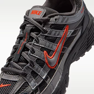 Nike P-6000 Anthracite Picante Red Metallic Cool Grey detské nízke streetové tenisky tmavosivé-červené — produktová fotografia na bielom pozadí, bočný pohľad