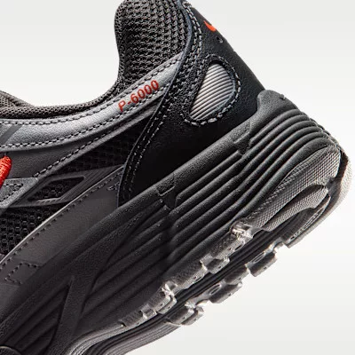 Nike P-6000 Anthracite Picante Red Metallic Cool Grey detské nízke streetové tenisky tmavosivé-červené — produktová fotografia na bielom pozadí, bočný pohľad