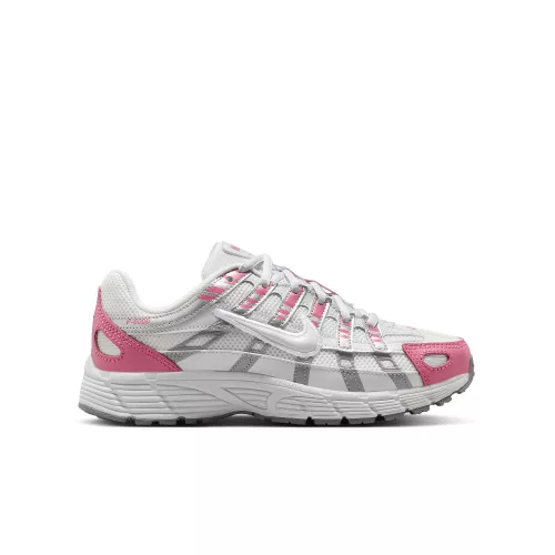 Nike P-6000 Off White Peony detské nízke streetové tenisky lomené biele-biele — produktová fotografia na bielom pozadí, bočný pohľad