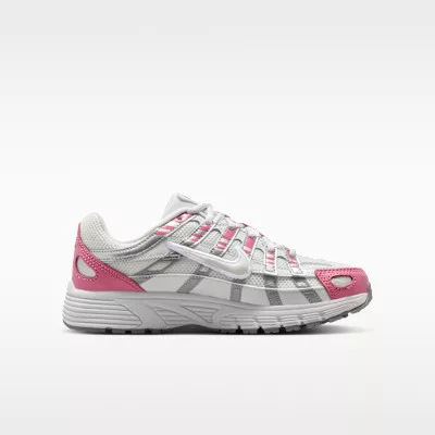 Nike P-6000 Off White Peony detské nízke streetové tenisky lomené biele-biele — produktová fotografia na bielom pozadí, bočný pohľad