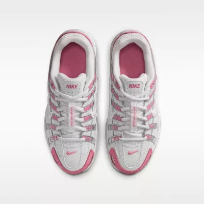 Nike P-6000 Off White Peony detské nízke streetové tenisky lomené biele-biele — produktová fotografia na bielom pozadí, bočný pohľad