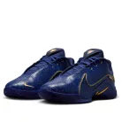 Nike LeBron 22 Monopoly Deep Royal Blue nízke basketbalové tenisky kráľovsky modré-modré — produktová fotografia na bielom pozadí, bočný pohľad