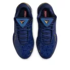 Nike LeBron 22 Monopoly Deep Royal Blue nízke basketbalové tenisky kráľovsky modré-modré — produktová fotografia na bielom pozadí, bočný pohľad