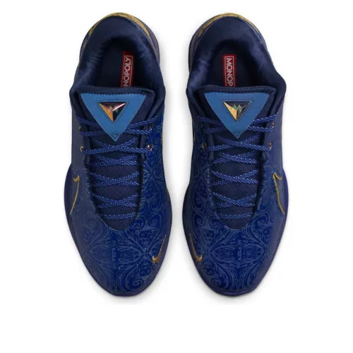 Nike LeBron 22 Monopoly Deep Royal Blue nízke basketbalové tenisky kráľovsky modré-modré — produktová fotografia na bielom pozadí, bočný pohľad