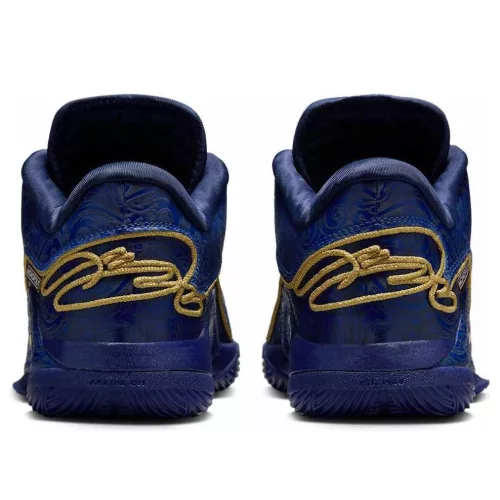 Nike LeBron 22 Monopoly Deep Royal Blue nízke basketbalové tenisky kráľovsky modré-modré — produktová fotografia na bielom pozadí, bočný pohľad