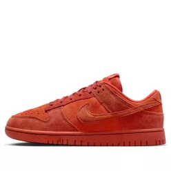 Nike Dunk Low SE Valley Of Fire dámske nízke streetové tenisky — produktová fotografia na bielom pozadí, bočný pohľad