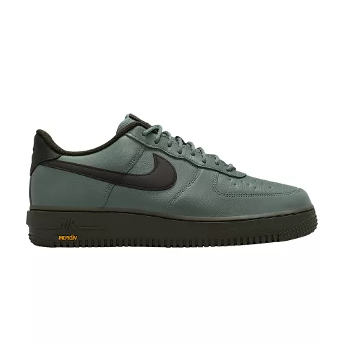 Nike Air Force 1 Low Gore-Tex Vibram Clay Green nízke streetové tenisky zelené — produktová fotografia na bielom pozadí, bočný pohľad