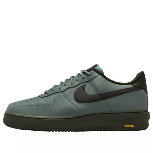 Nike Air Force 1 Low Gore-Tex Vibram Clay Green nízke streetové tenisky zelené — produktová fotografia na bielom pozadí, bočný pohľad
