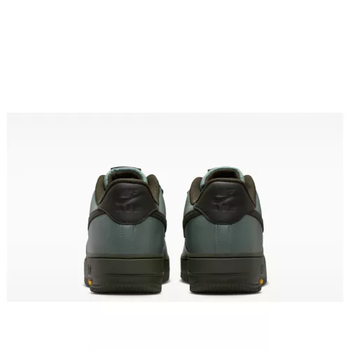 Nike Air Force 1 Low Gore-Tex Vibram Clay Green nízke streetové tenisky zelené — produktová fotografia na bielom pozadí, bočný pohľad