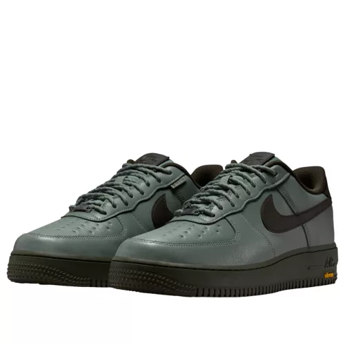 Nike Air Force 1 Low Gore-Tex Vibram Clay Green nízke streetové tenisky zelené — produktová fotografia na bielom pozadí, bočný pohľad