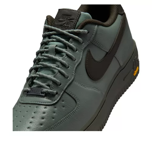 Nike Air Force 1 Low Gore-Tex Vibram Clay Green nízke streetové tenisky zelené — produktová fotografia na bielom pozadí, bočný pohľad