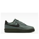 Nike Air Force 1 Low Gore-Tex Vibram Clay Green nízke streetové tenisky zelené — produktová fotografia na bielom pozadí, bočný pohľad