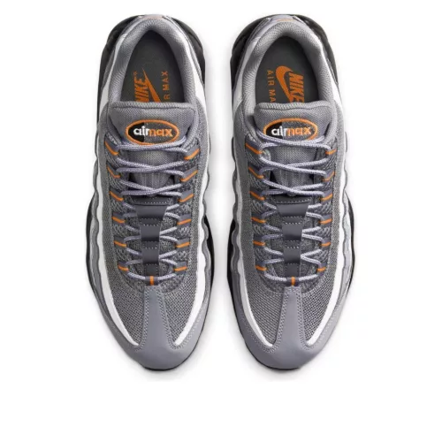 Nike Air Max 95 Cool Grey Sundial nízke streetové tenisky sivé — produktová fotografia na bielom pozadí, bočný pohľad