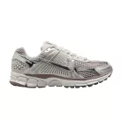 Nike Zoom Vomero 5 Metallic Silver Platinum Violet dámske nízke bežecké tenisky strieborné-fialové — produktová fotografia na bielom pozadí, bočný pohľad