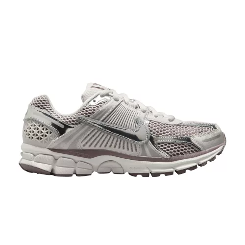 Nike Zoom Vomero 5 Metallic Silver Platinum Violet dámske nízke bežecké tenisky strieborné-fialové — produktová fotografia na bielom pozadí, bočný pohľad