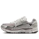 Nike Zoom Vomero 5 Metallic Silver Platinum Violet dámske nízke bežecké tenisky strieborné-fialové — produktová fotografia na bielom pozadí, bočný pohľad
