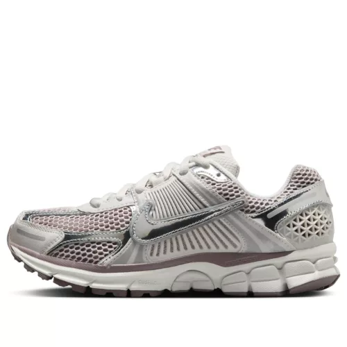 Nike Zoom Vomero 5 Metallic Silver Platinum Violet dámske nízke bežecké tenisky strieborné-fialové — produktová fotografia na bielom pozadí, bočný pohľad