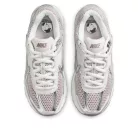 Nike Zoom Vomero 5 Metallic Silver Platinum Violet dámske nízke bežecké tenisky strieborné-fialové — produktová fotografia na bielom pozadí, bočný pohľad