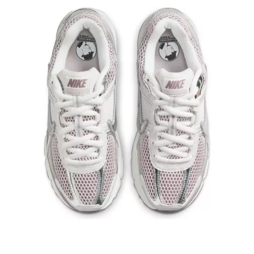 Nike Zoom Vomero 5 Metallic Silver Platinum Violet dámske nízke bežecké tenisky strieborné-fialové — produktová fotografia na bielom pozadí, bočný pohľad