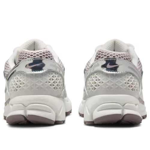 Nike Zoom Vomero 5 Metallic Silver Platinum Violet dámske nízke bežecké tenisky strieborné-fialové — produktová fotografia na bielom pozadí, bočný pohľad