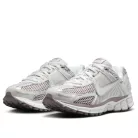 Nike Zoom Vomero 5 Metallic Silver Platinum Violet dámske nízke bežecké tenisky strieborné-fialové — produktová fotografia na bielom pozadí, bočný pohľad