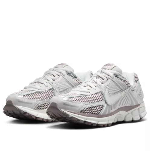 Nike Zoom Vomero 5 Metallic Silver Platinum Violet dámske nízke bežecké tenisky strieborné-fialové — produktová fotografia na bielom pozadí, bočný pohľad