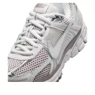 Nike Zoom Vomero 5 Metallic Silver Platinum Violet dámske nízke bežecké tenisky strieborné-fialové — produktová fotografia na bielom pozadí, bočný pohľad
