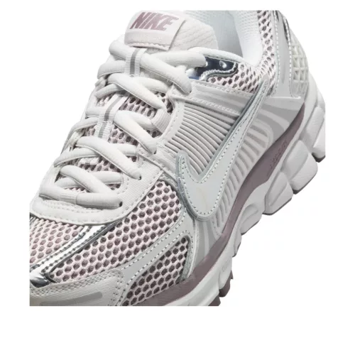 Nike Zoom Vomero 5 Metallic Silver Platinum Violet dámske nízke bežecké tenisky strieborné-fialové — produktová fotografia na bielom pozadí, bočný pohľad