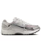 Nike Zoom Vomero 5 Metallic Silver Platinum Violet dámske nízke bežecké tenisky strieborné-fialové — produktová fotografia na bielom pozadí, bočný pohľad