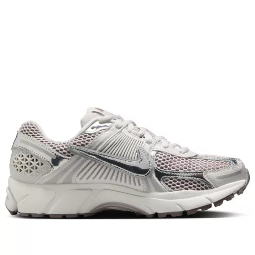 Nike Zoom Vomero 5 Metallic Silver Platinum Violet dámske nízke bežecké tenisky strieborné-fialové — produktová fotografia na bielom pozadí, bočný pohľad
