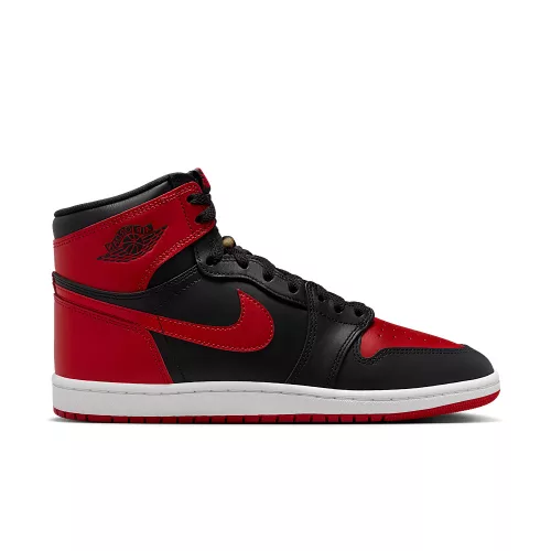 Jordan 1 Retro High '85 OG Bred (2025) vysoké streetové tenisky — produktová fotografia na bielom pozadí, bočný pohľad