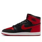 Jordan 1 Retro High '85 OG Bred (2025) vysoké streetové tenisky — produktová fotografia na bielom pozadí, bočný pohľad